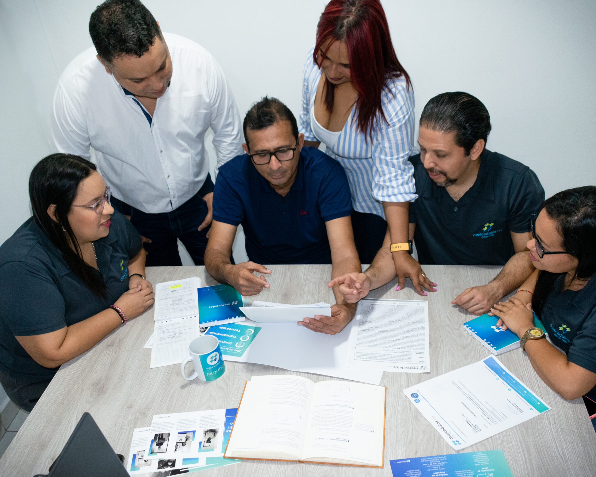 La empresa se traslada a una sede formal y consigue su primer contrato importante.